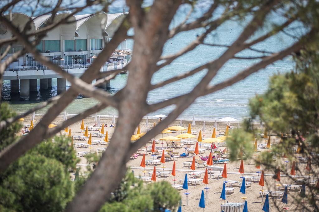 Hotel Luna Lignano Sabbiadoro Exterior photo